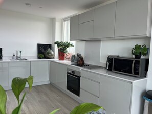 Microwave, oven, dishwasher - 3 beds with fabulous views of London, perfect to relax & explore. (London)