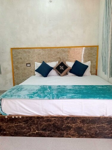  welcoming Varanasi with WiFi, AC. Enjoy your stay couple and family couple