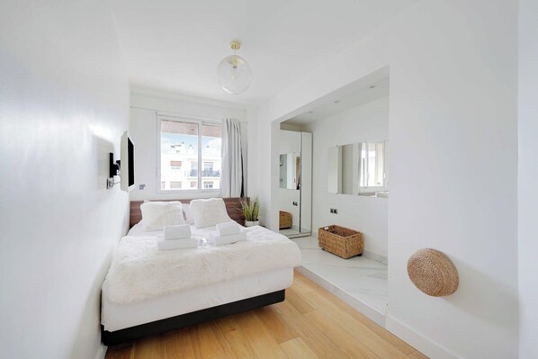 3 bedrooms, iron/ironing board, internet, bed sheets