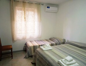 4 habitaciones, tabla de planchar con plancha, wifi y ropa de cama 