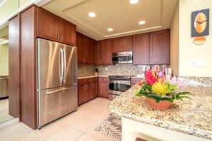 Een koelkast, een microgolfoven, een oven, een vaatwasser