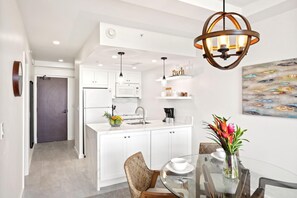 ثلاجة، ميكروويف، فرن، غسالة أطباق