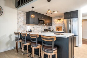 Réfrigérateur, micro-ondes, four, lave-vaisselle