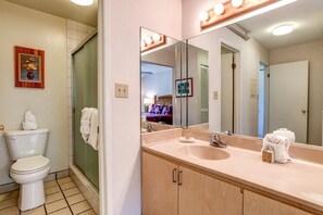 Douche, séchoir à cheveux, serviettes fournies