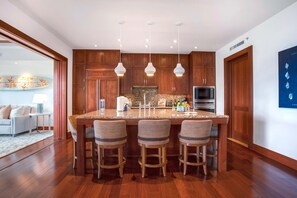 Réfrigérateur, four à micro-ondes, un four, lave-vaisselle