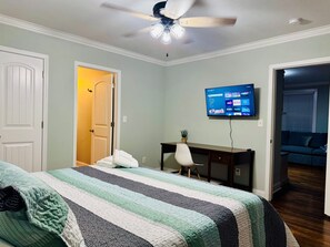3 bedrooms, desk, iron/ironing board, free WiFi
