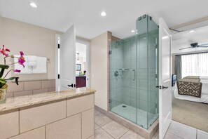 Suihku, hiustenkuivaaja, pyyhkeet