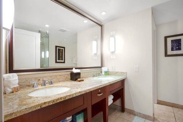 Suihku, hiustenkuivaaja, pyyhkeet