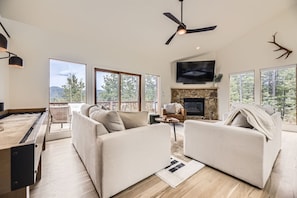 Smart TV, fireplace, stereo - Modern Cabin with Hot Tub (Colorado)