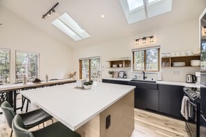 Jääkaappi, mikroaaltouuni, uuni, liesi