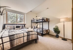 3 makuuhuonetta, työpöytä, silitysrauta/-lauta, ilmainen Wi-Fi