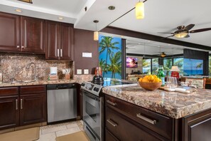 Jääkaappi, mikroaaltouuni, uuni, astianpesukone