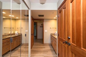 Douche, séchoir à cheveux, serviettes fournies