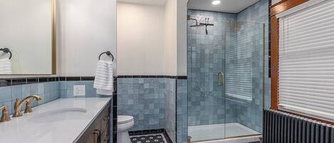 シャワー、ヘアドライヤー、タオル、石鹸