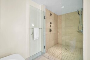 Douche, séchoir à cheveux, serviettes fournies