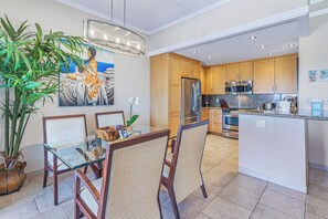 Savor tropical vibes in every bite with a stylish dining room that seamlessly blends indoor comfort with outdoor scenery KGV-24P2