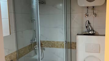 Secadora de cabello, toallas, jabón, papel de baño
