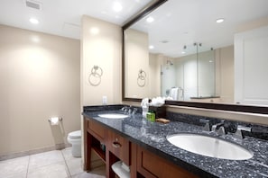 Douche, sèche-cheveux, serviettes fournies