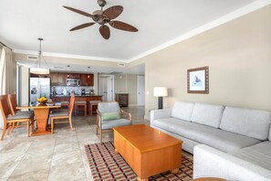 Una sala de estar moderna con un sofá, una mesa de centro y un comedor.