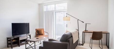 TV connectée, livres, chaîne hi-fi