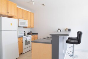 Køleskab, mikrobølgeovn, ovn, kogeplade