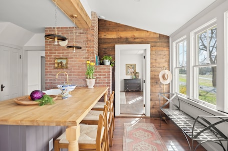 Dining. Farmhouse Retreat, Infrared Sauna, Fire-Pit, Fast Wifi, Golf & 3-Acre Privacy