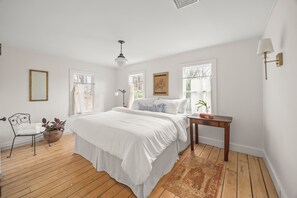 5 bedrooms, iron/ironing board, WiFi, bed sheets