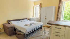 Tabla de planchar con plancha, wifi gratis y ropa de cama 