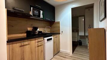 Een microgolfoven, een oven, een kookplaat, een vaatwasser