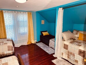 2 quartos, escrivaninha, ferros/tábuas de passar roupa, ber�ço de viagem