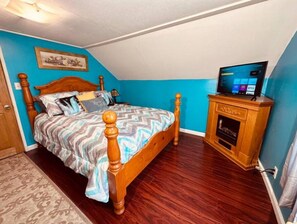 2 habitaciones, escritorio y tabla de planchar con plancha 