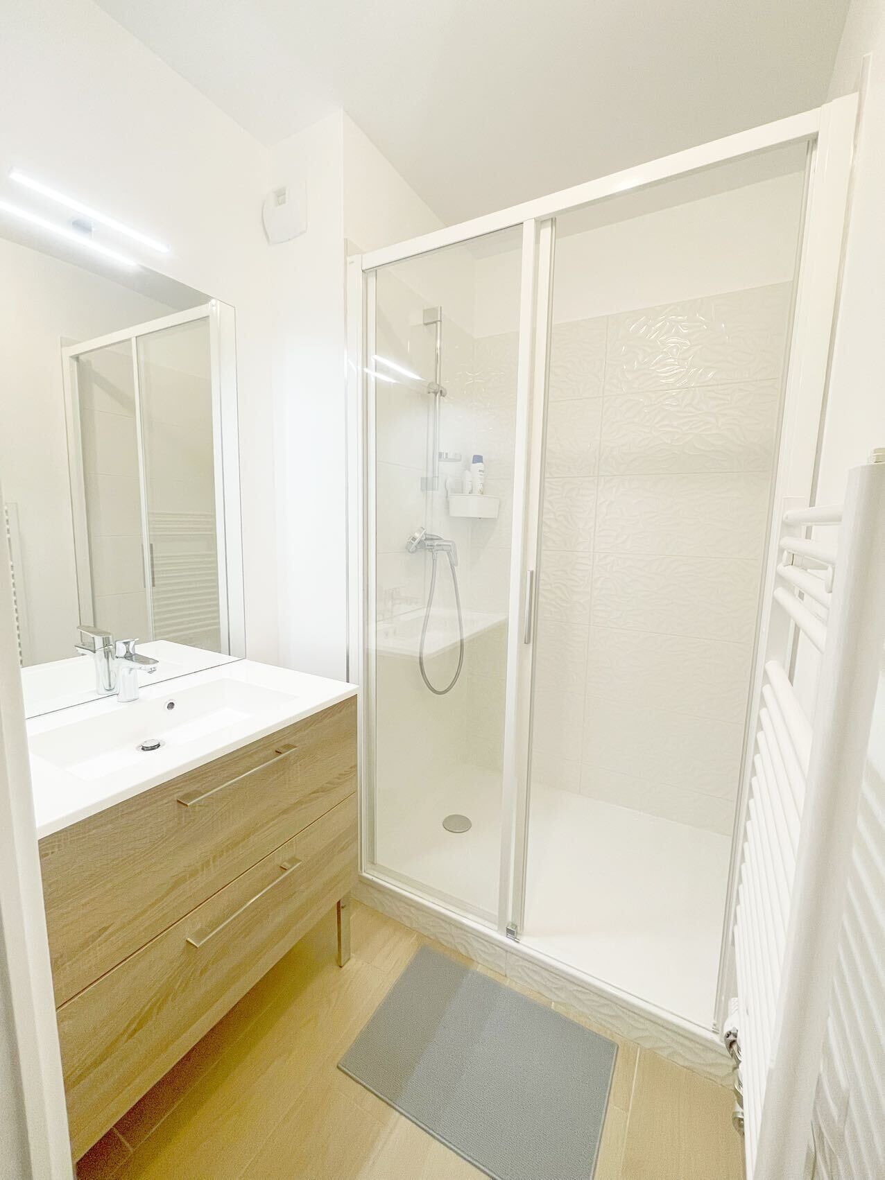 Dusj, hårføner, håndklær og såpe