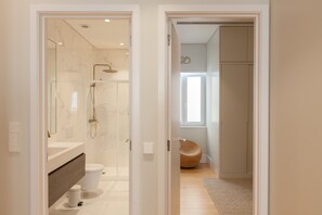 Dusche, Haartrockner, Handtücher, Shampoo