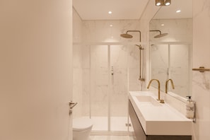 Douche, sèche-cheveux, serviettes fournies, shampoing