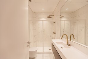 Dusche, Haartrockner, Handtücher