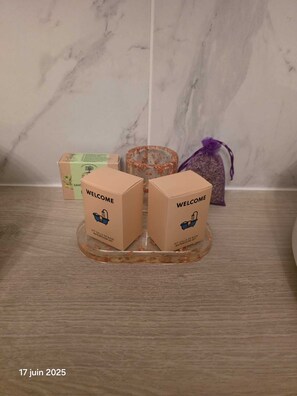 Douche, sèche-cheveux, serviettes fournies, savon