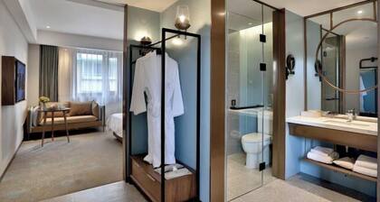 Hangzhou Yabo Hotel (Wulin Square Jianguo North Road Subway Station)