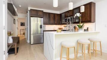 Een koelkast, een magnetron, een oven, een kookplaat