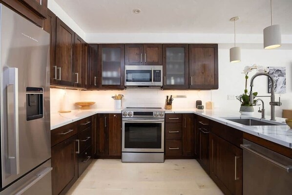 Fridge, microwave, oven, stovetop