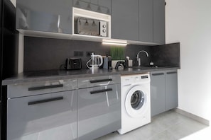 Réfrigérateur, micro-ondes, plaque de cuisson, cafetière/bouilloire