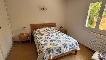 3 slaapkamers, een strijkplank/strijkijzer, gratis wifi, beddengoed