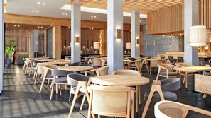 Ein geräumiges Restaurant mit Holztischen und -stühlen, großen Säulen und einem modernen Innendesign.