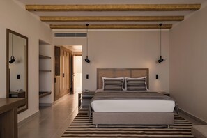 Ein Schlafzimmer mit einem Bett, Nachttischen, einem Spiegel, einem Kleiderschrank und einer Pendelleuchte.