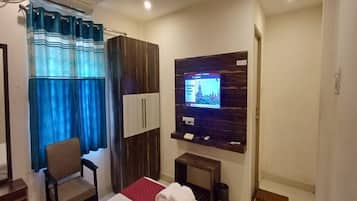 Deluxe Room, 1 Queen Bed | Desk, free WiFi
