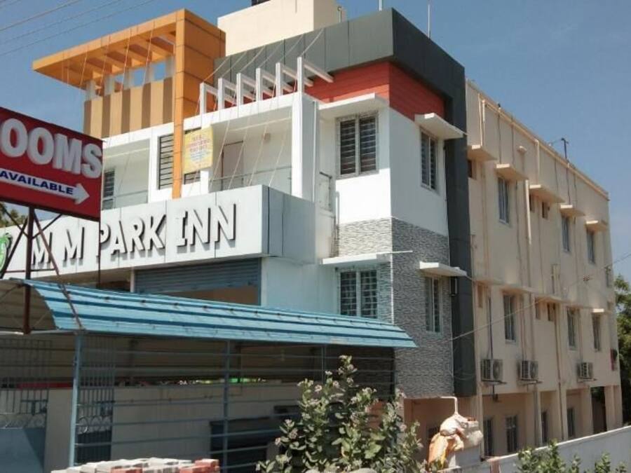 Um edifício de vários andares com uma placa indicando