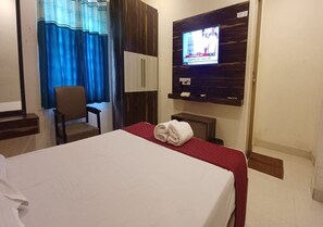 Deluxe Room | Desk, free WiFi