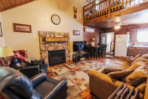 Smart TV, fireplace - Bear Run – Cozy Rustic Cabin with Modern Comforts (Westfield)