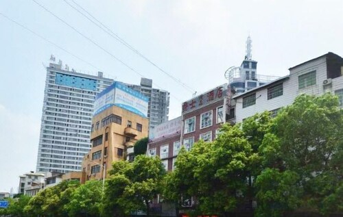 HuaihuaHaiyi International Hotel (Huaihua Railway Station Xintiandi Plaza)