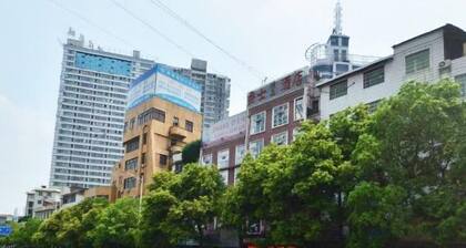 HuaihuaHaiyi International Hotel (Huaihua Railway Station Xintiandi Plaza)