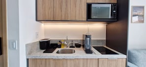 Réfrigérateur, micro-ondes, cafetière/bouilloire